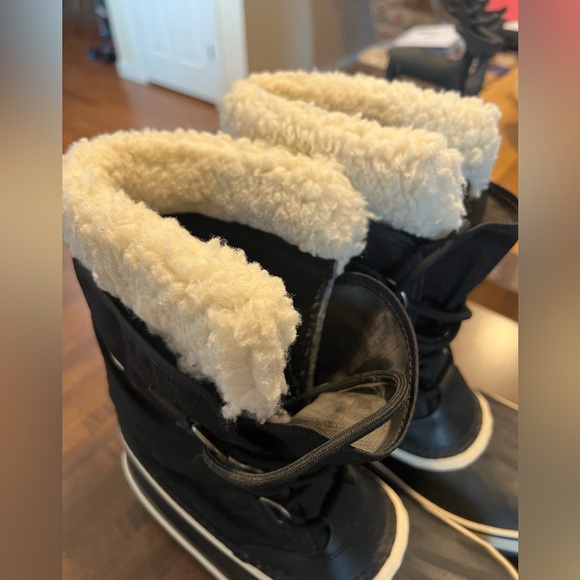 Sorel Women’s Winter Carnival Waterproof Boot
Size 10.5 ( Fit like 11 ) - Picture 4 of 6